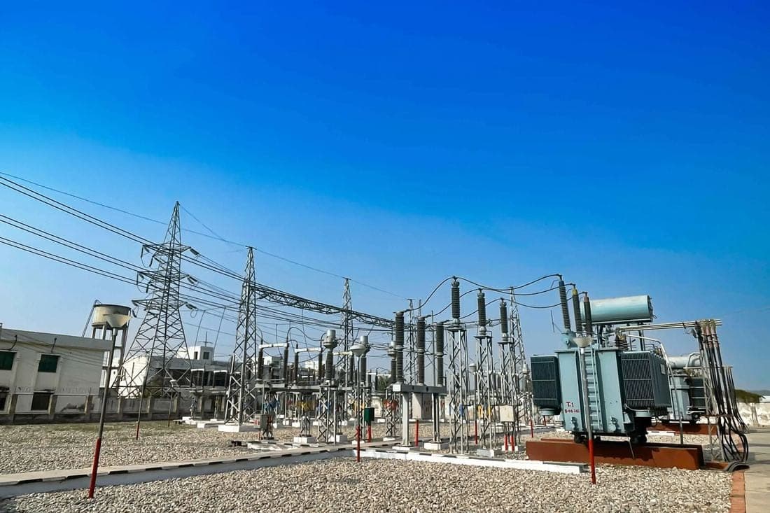 Dedicated grid station for a stable power supply